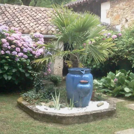 Le Clau Des Cerisiers Chambres Hotes Bed and Breakfast *