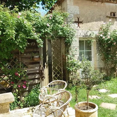 Le Clau Des Cerisiers Chambres Hotes Bed and Breakfast Beleymas